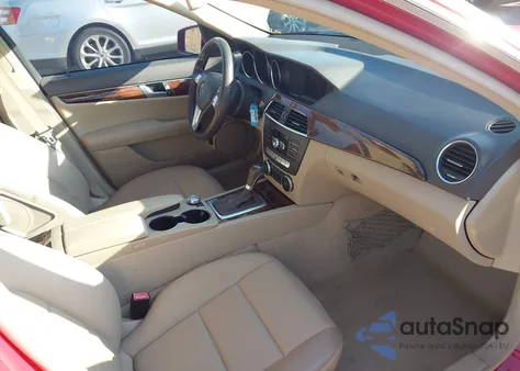 2013 Mercedes-Benz C 250 Sport z USA, uszkodzony, nr VIN WDDGF4HB2DR296379